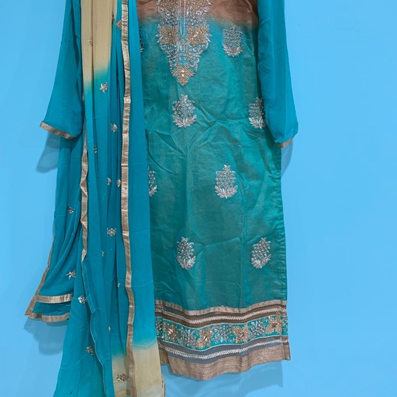 Designer wear Indian dress - Picture 2 of 5